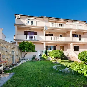 https://apartments-dragan-lopar.primorje-gorskikotar.com